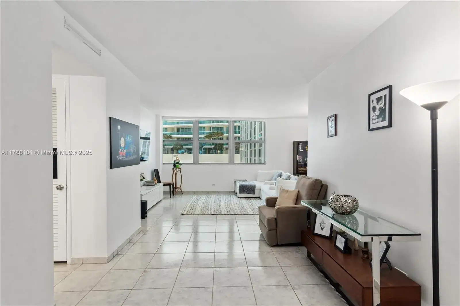 1 bedroom 1 bath Residential for sale at 5055 Collins Ave # 5F, Miami Beach FL 33140