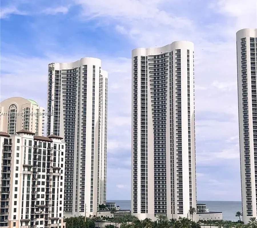 300 Bayview Dr # 915, Sunny Isles Beach FL 33160