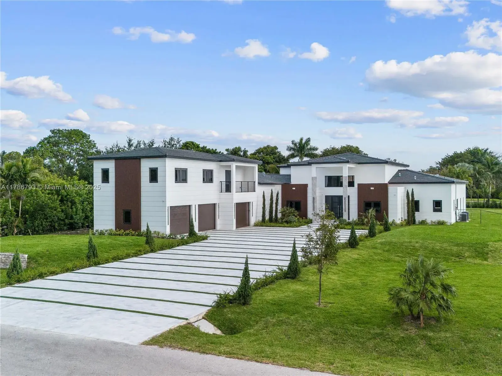 11570 NW 12th St, Plantation FL 33323