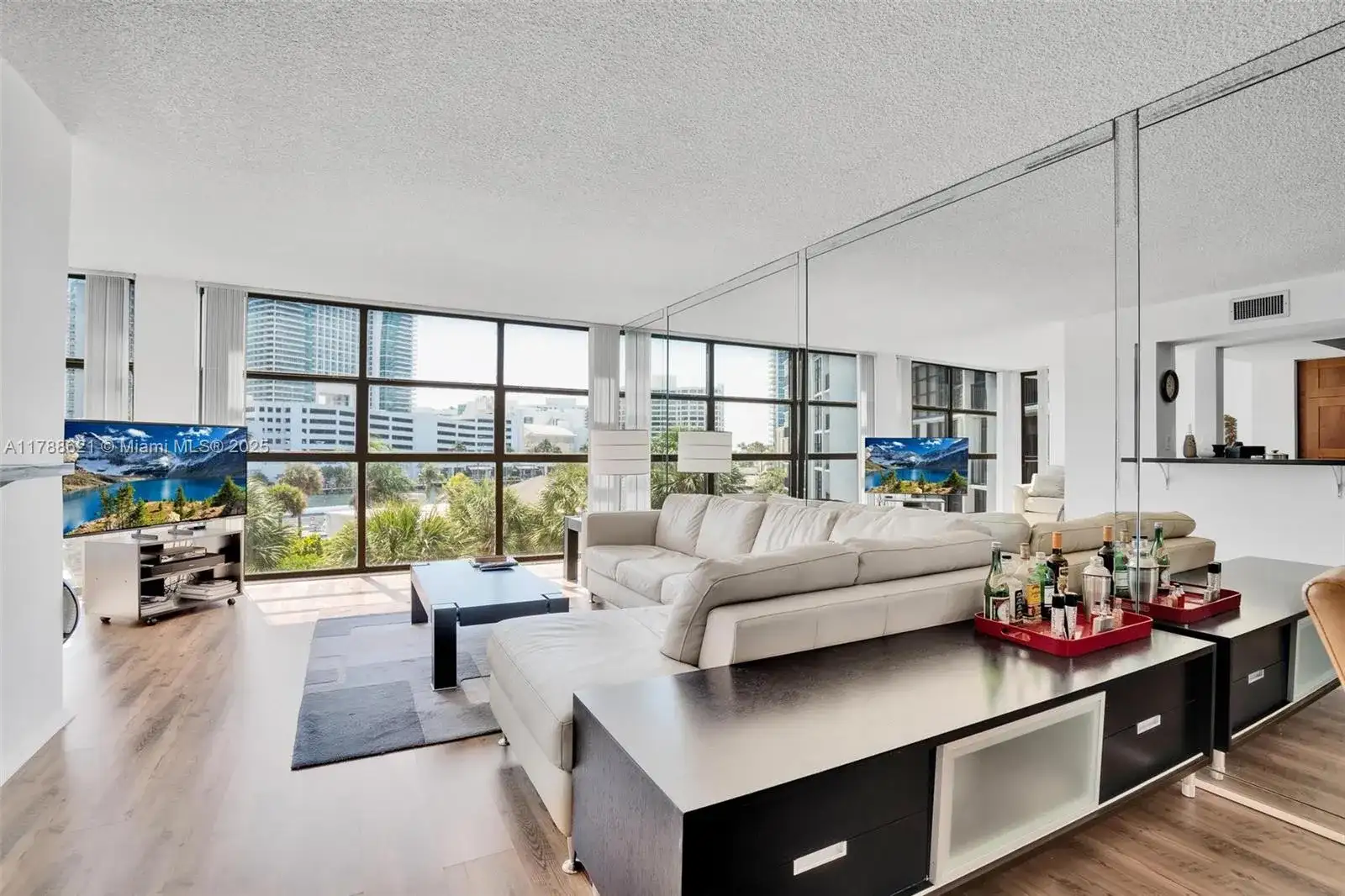 600 Parkview Dr, Hallandale Beach FL 33009 photo 2