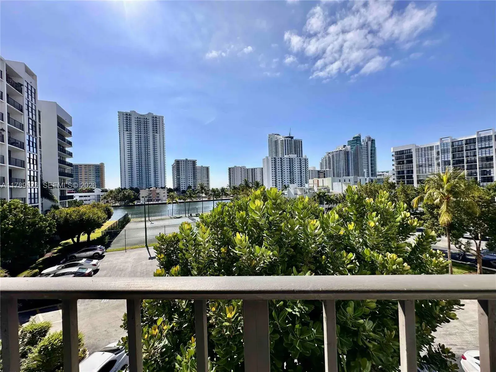 1000 Parkview Dr # 424, Hallandale Beach FL 33009