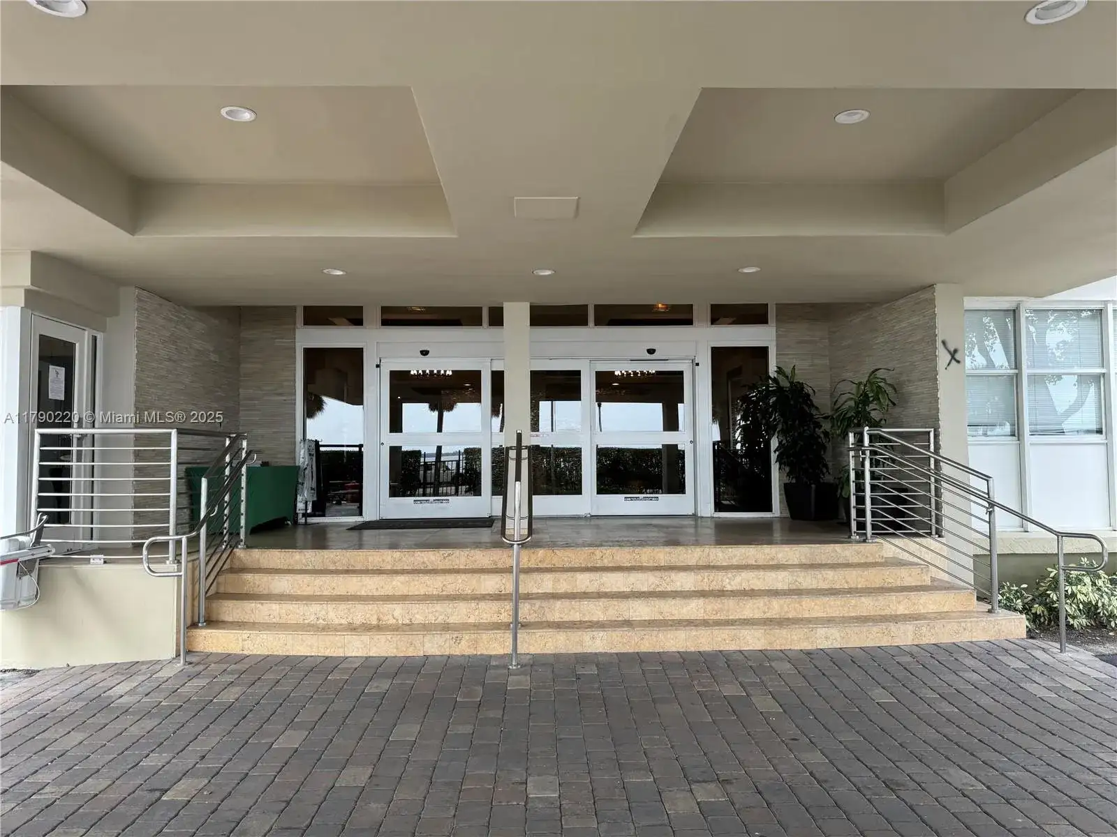 1420 Brickell Bay Dr, Miami FL 33131 photo 2