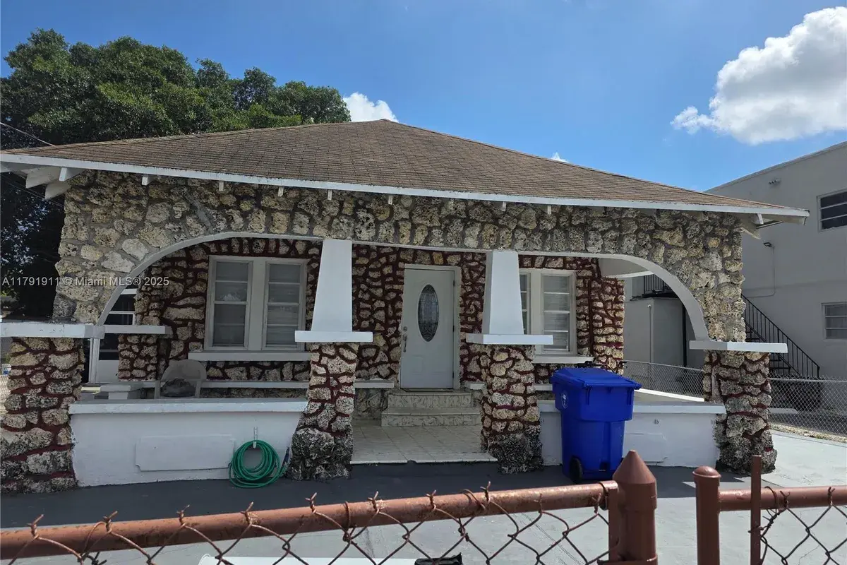 1922 NW 4th St, Miami FL 33125