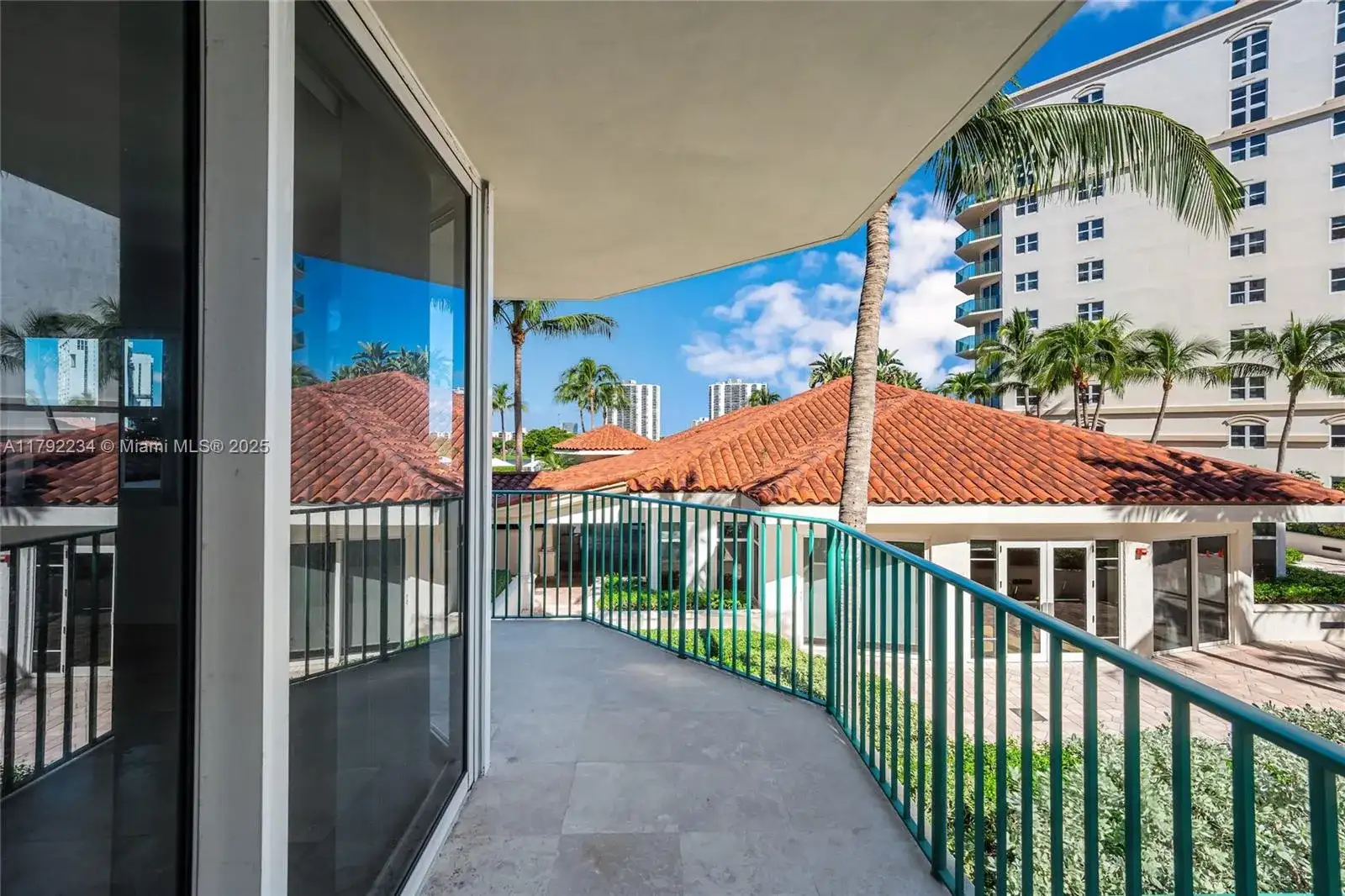 19900 E Country Club Dr, Aventura FL 33180 photo 2
