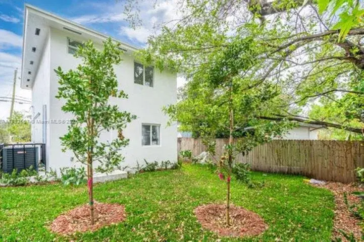 2778 NW 44th St, Miami FL 33142