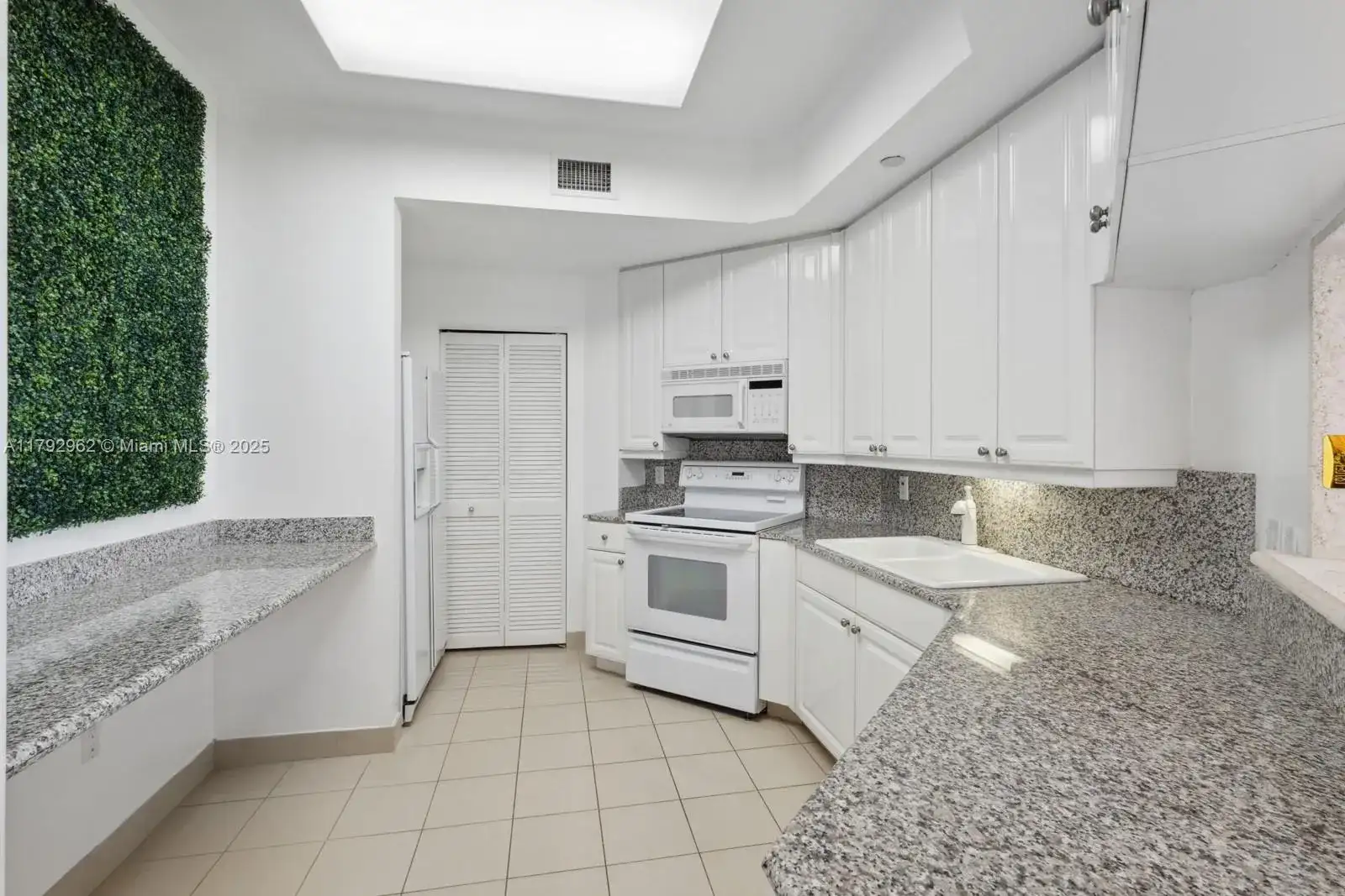 888 Brickell Key Dr # 1600, Miami FL 33131 photo 4