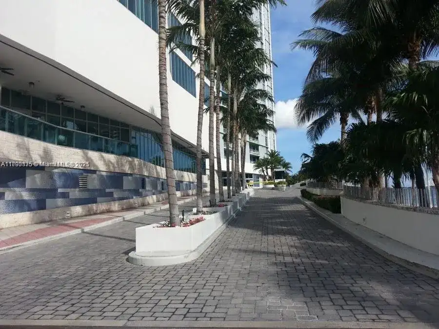 325 S Biscayne Blvd # 3822, Miami FL 33131 photo 3
