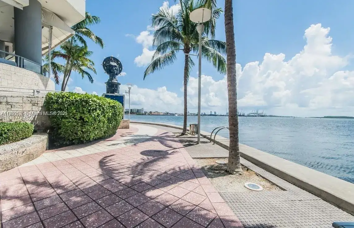 325 S Biscayne Blvd # 3822, Miami FL 33131 photo 4