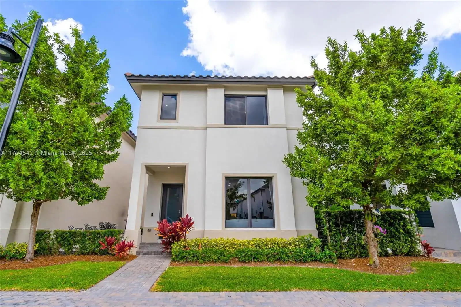 4445 NW 82nd Ave, Doral FL 33166 photo 2