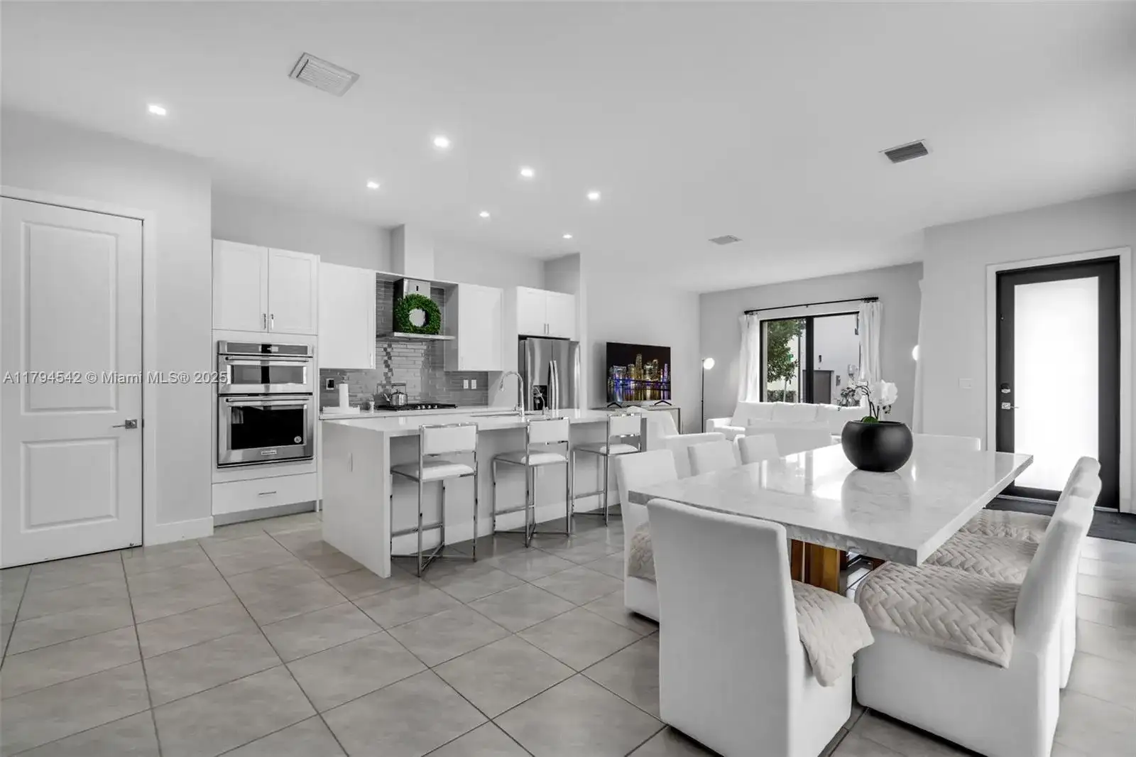 4445 NW 82nd Ave, Doral FL 33166 photo 5
