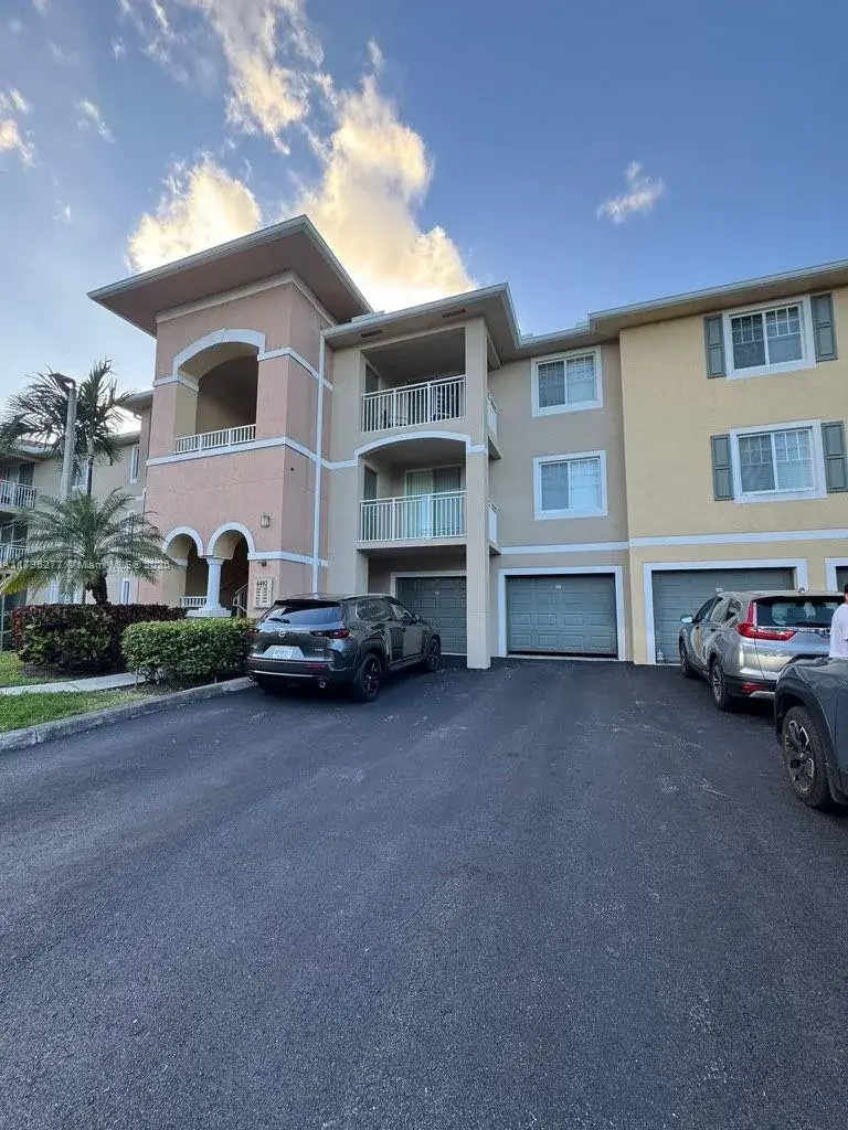 6492 Emerald Dunes Dr # 305, West Palm Beach FL 33411