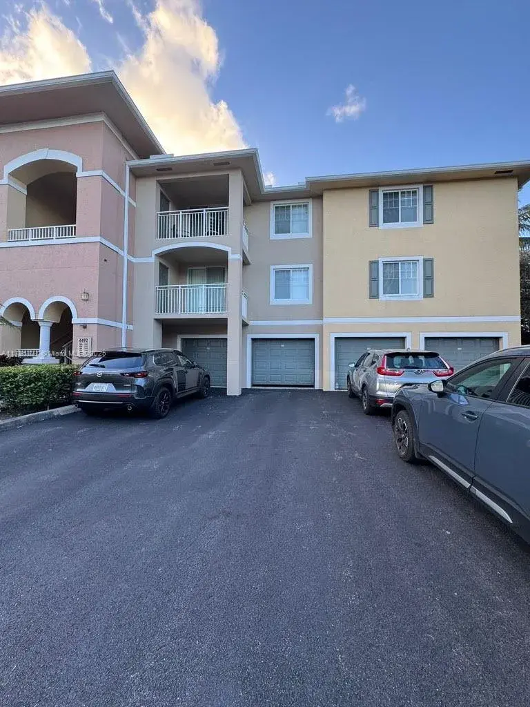 6492 Emerald Dunes Dr # 305, West Palm Beach FL 33411