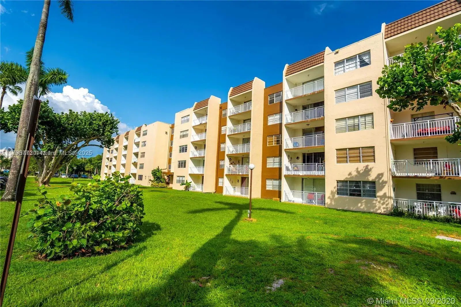 6950 Miami Gardens Dr # 411, Hialeah FL 33015 photo 4