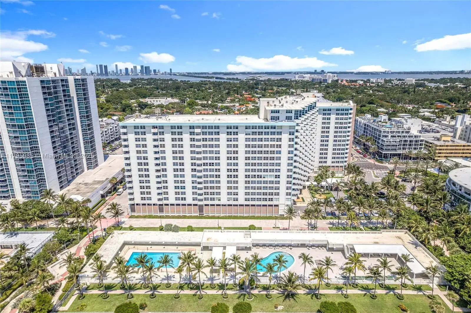 1 bedroom 1 bath Residential for sale at 2899 Collins Ave # 1218, Miami Beach FL 33140