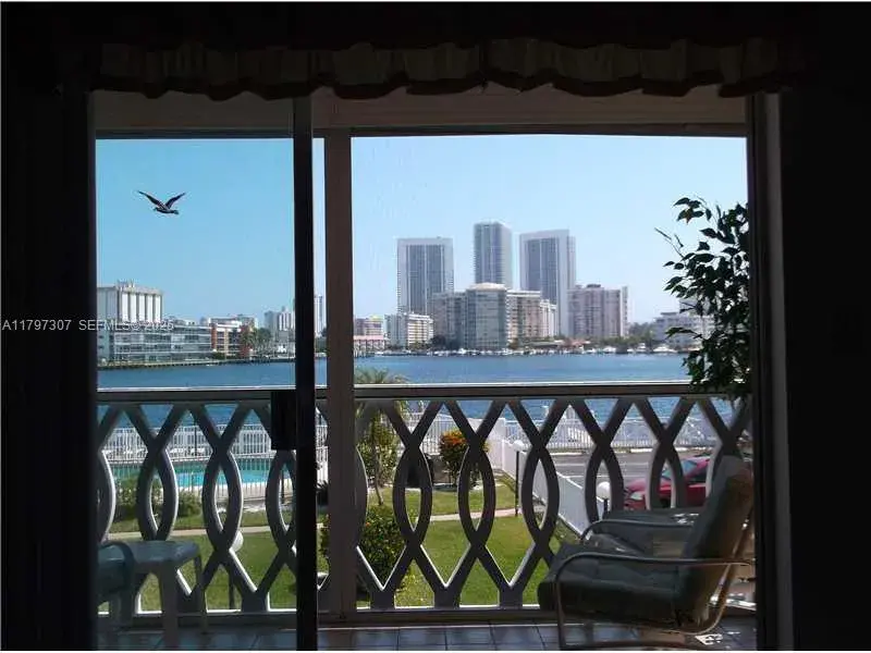 450 GOLDEN ISLES DR # 2H, Hallandale Beach FL 33009