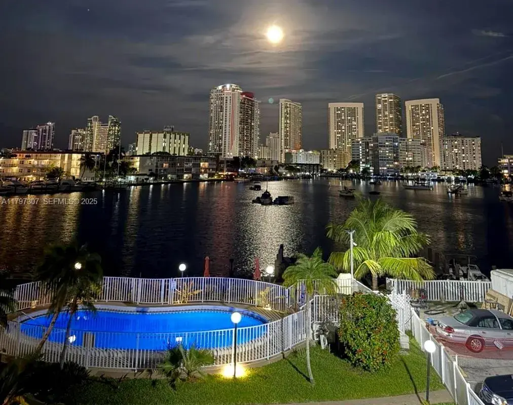 450 GOLDEN ISLES DR # 2H, Hallandale Beach FL 33009
