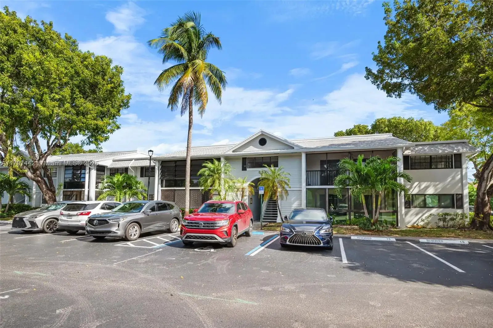933 NE 199th St # 207, Miami FL 33179 photo 2