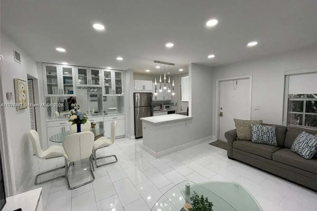 1407 NE 56th St # 103, Fort Lauderdale FL 33334