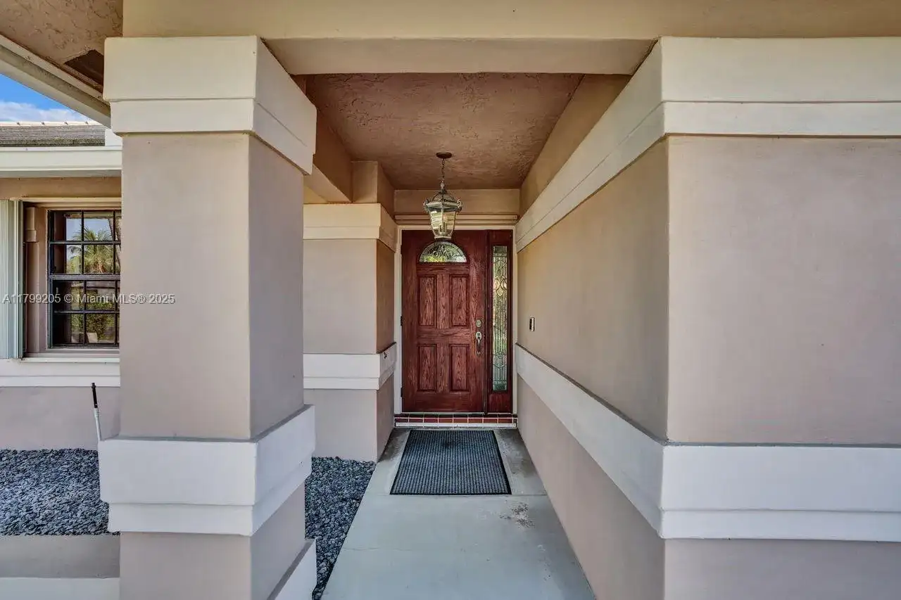 1930 W Oak Knoll Cir, Davie FL 33324 photo 2