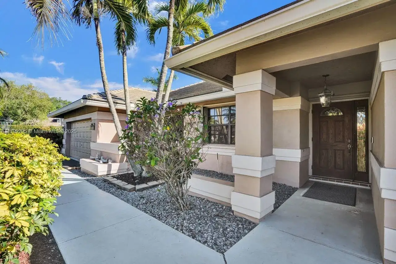 1930 W Oak Knoll Cir, Davie FL 33324 photo 3