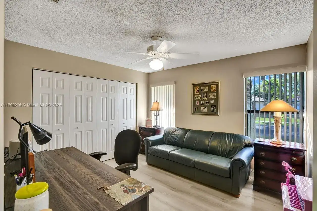 1930 W Oak Knoll Cir, Davie FL 33324 photo 4