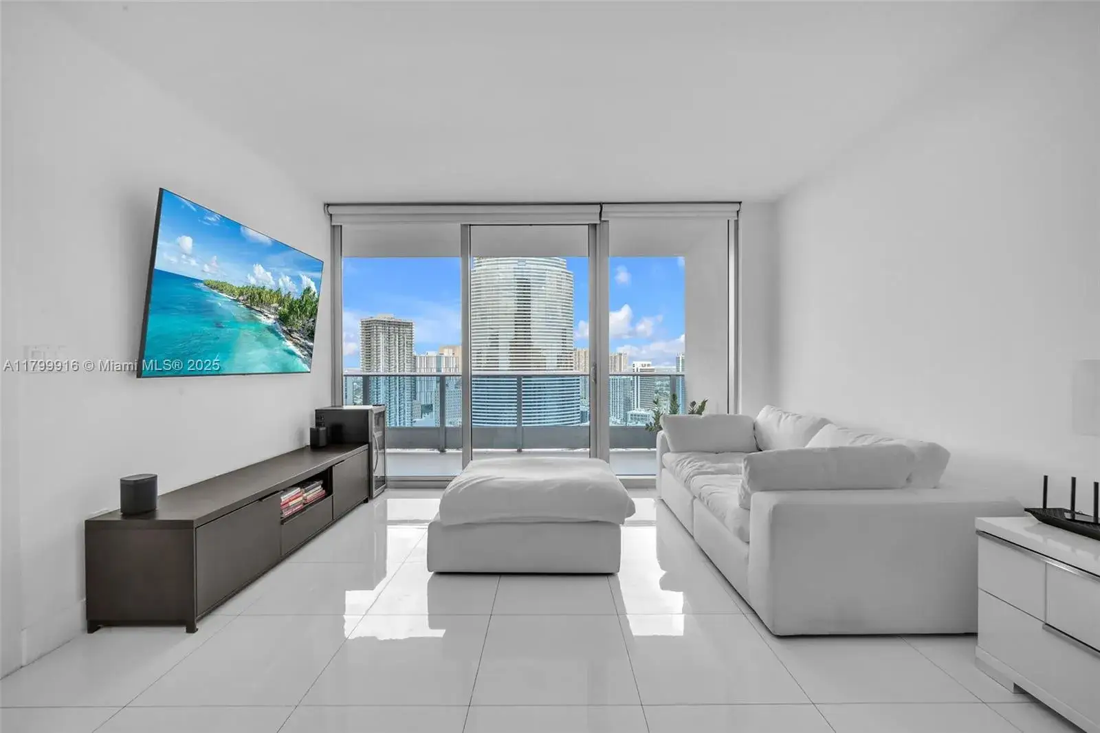 1 bedroom 1 bath Residential for sale at 200 Biscayne Boulevard Way # 4012, Miami FL 33131