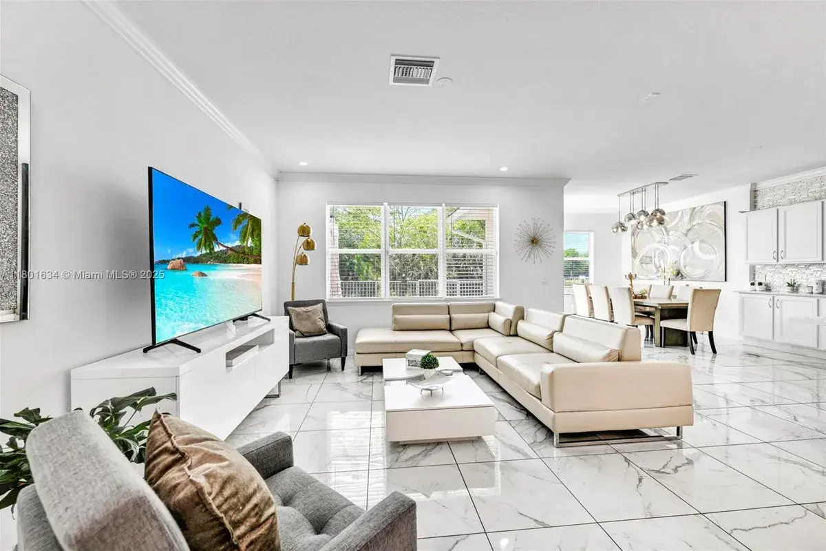 1083 Eucalyptus Dr, Hollywood FL 33021
