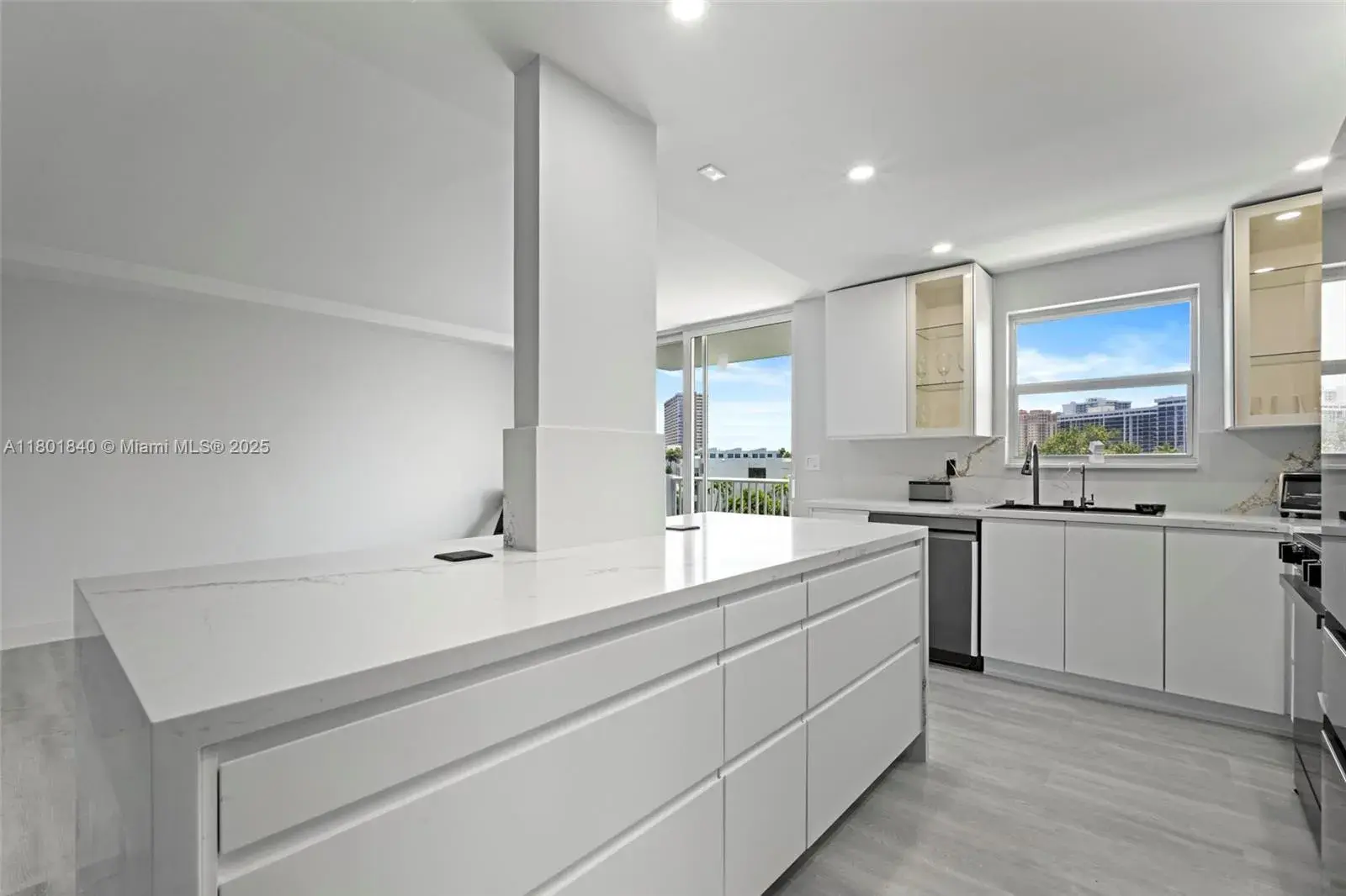 137 Golden Isles Dr # 305, Hallandale Beach FL 33009