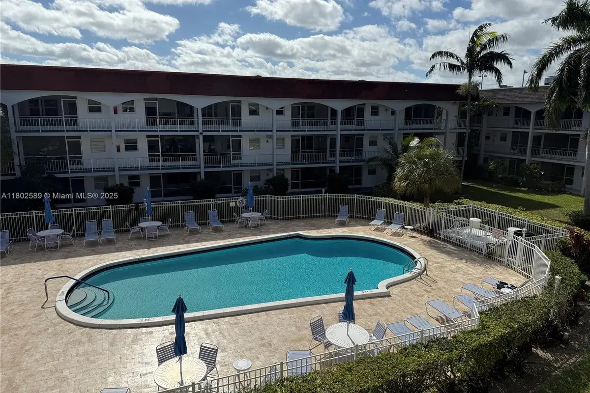 581 Blue Heron Dr # B, Hallandale Beach FL 33009