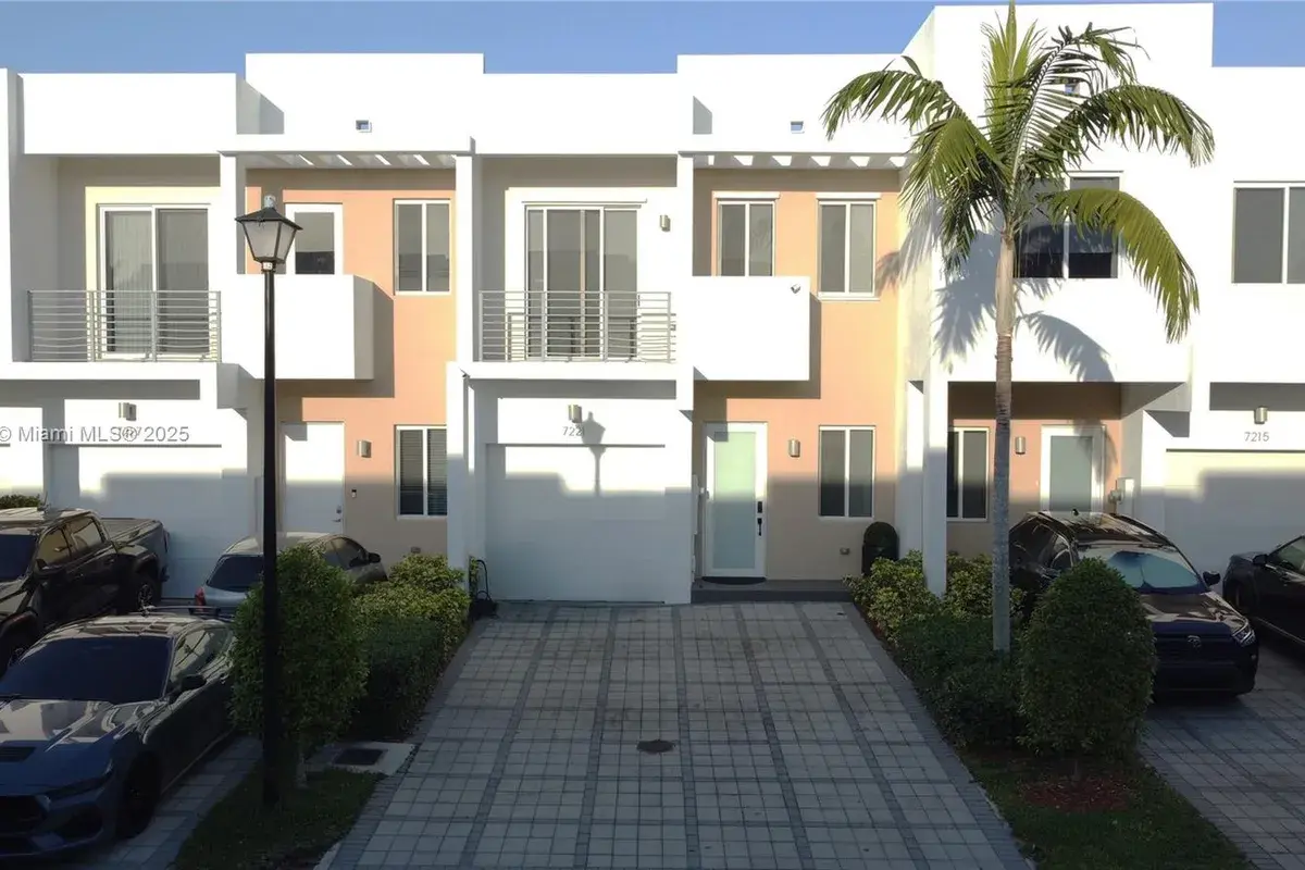 7221 NW 103rd Path, Doral FL 33178