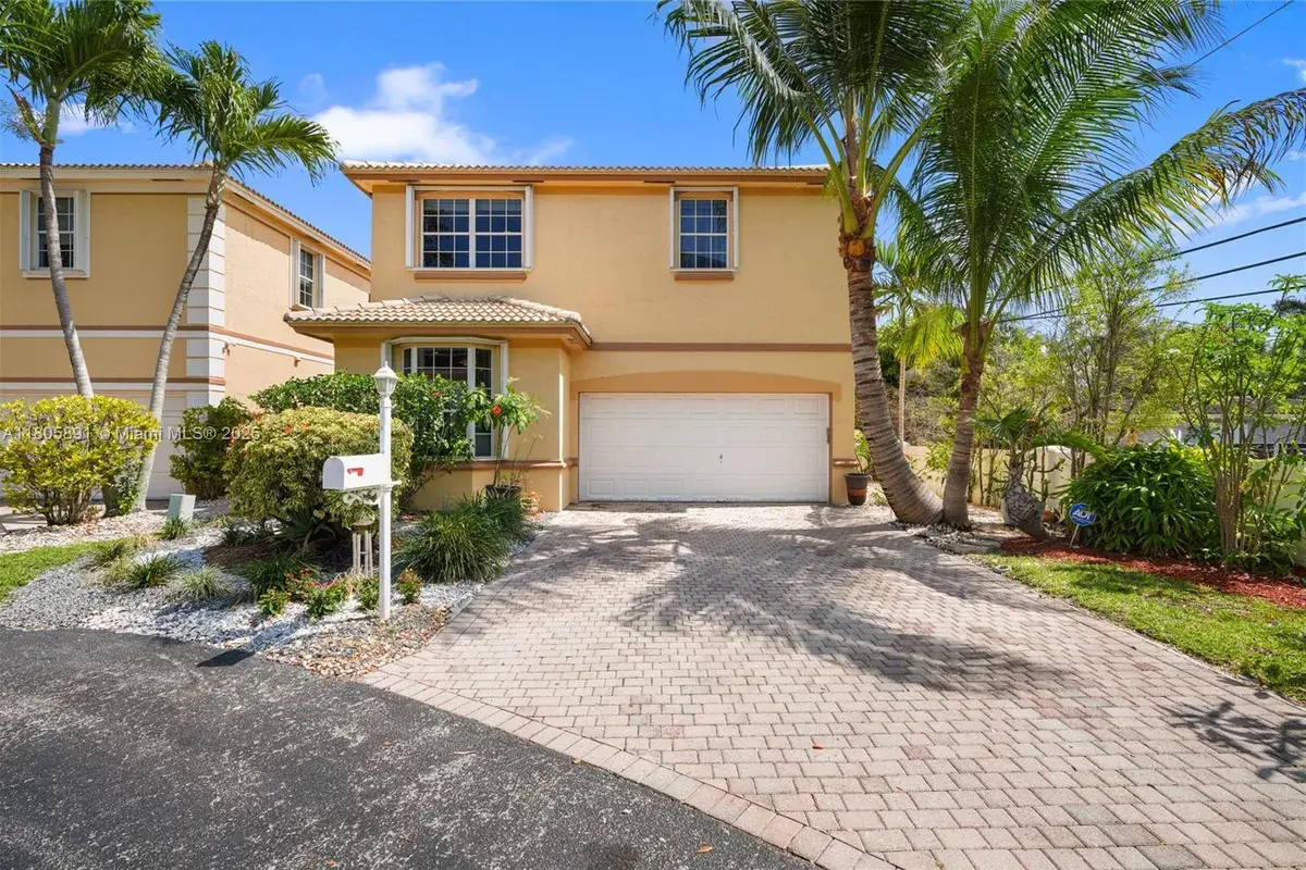 1282 Grant Ct, Hollywood FL 33019