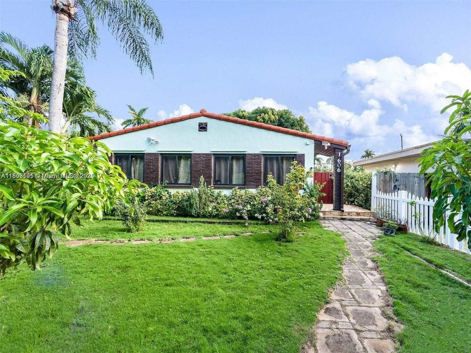 1606 Wiley St, Hollywood FL 33020