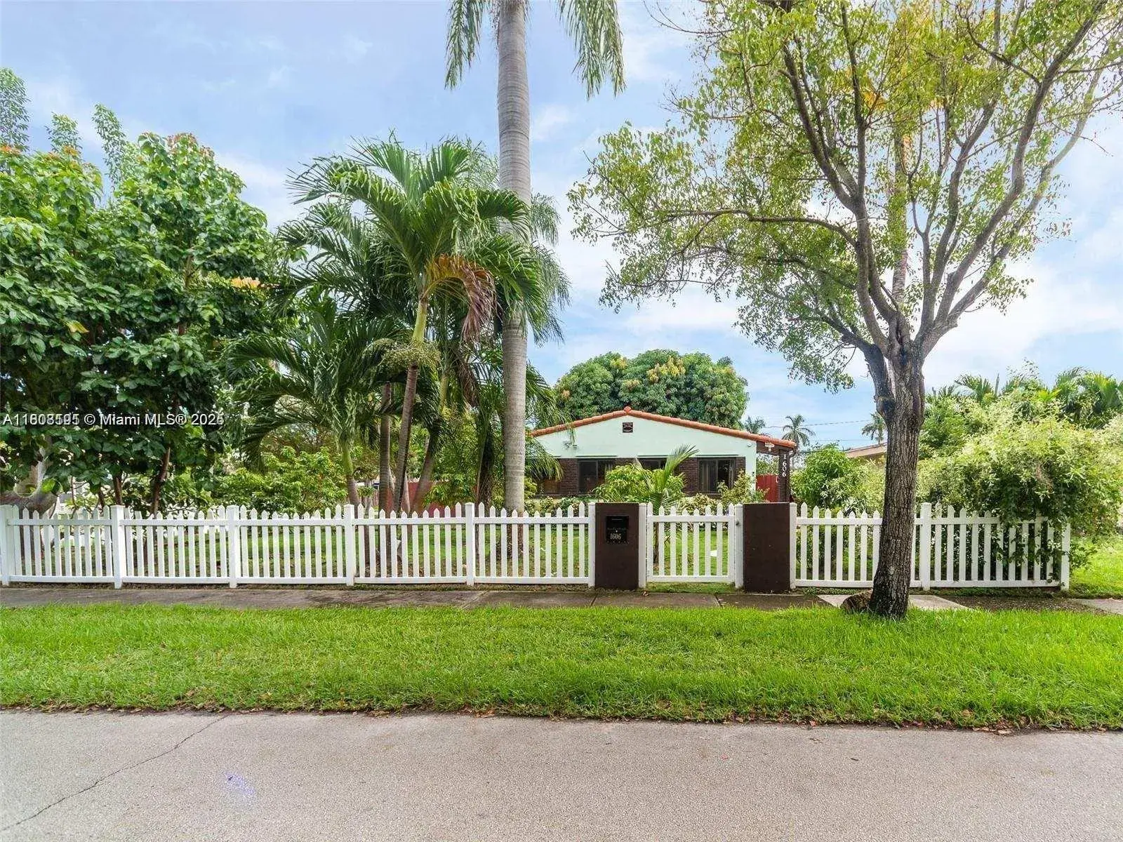 1606 Wiley St, Hollywood FL 33020