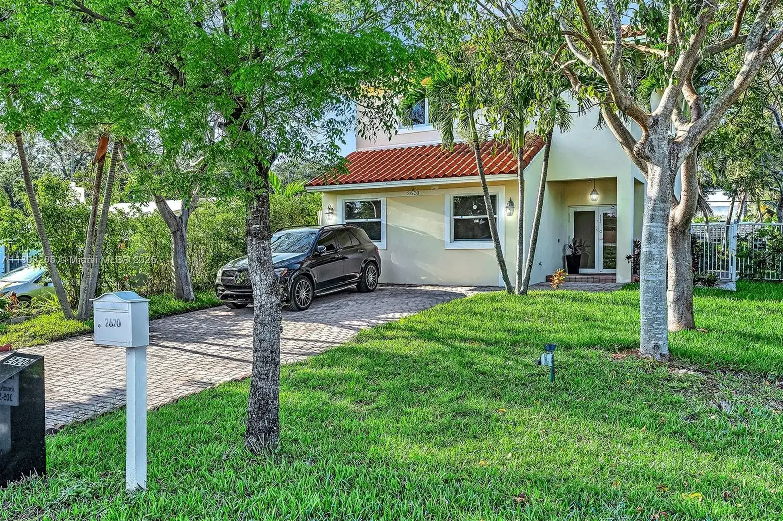 2620 NE 214 ST, Miami FL 33180 photo 2