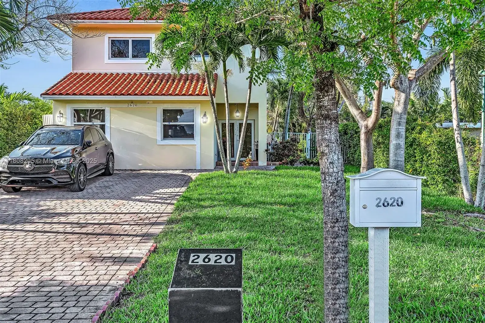 2620 NE 214 ST, Miami FL 33180 photo 3