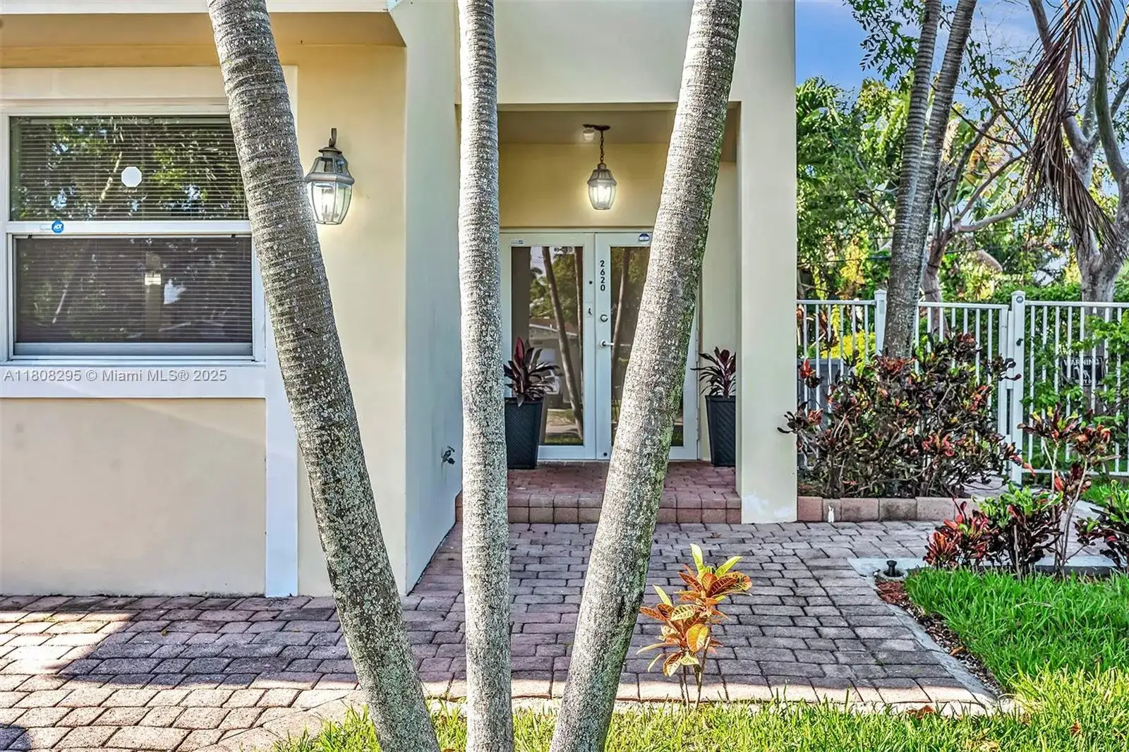2620 NE 214 ST, Miami FL 33180 photo 4
