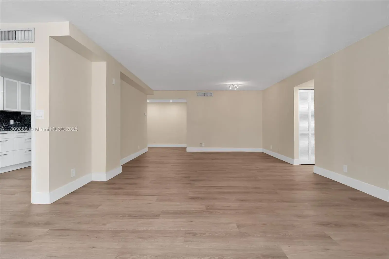 1904 S Ocean Dr # 1004, Hallandale Beach FL 33009