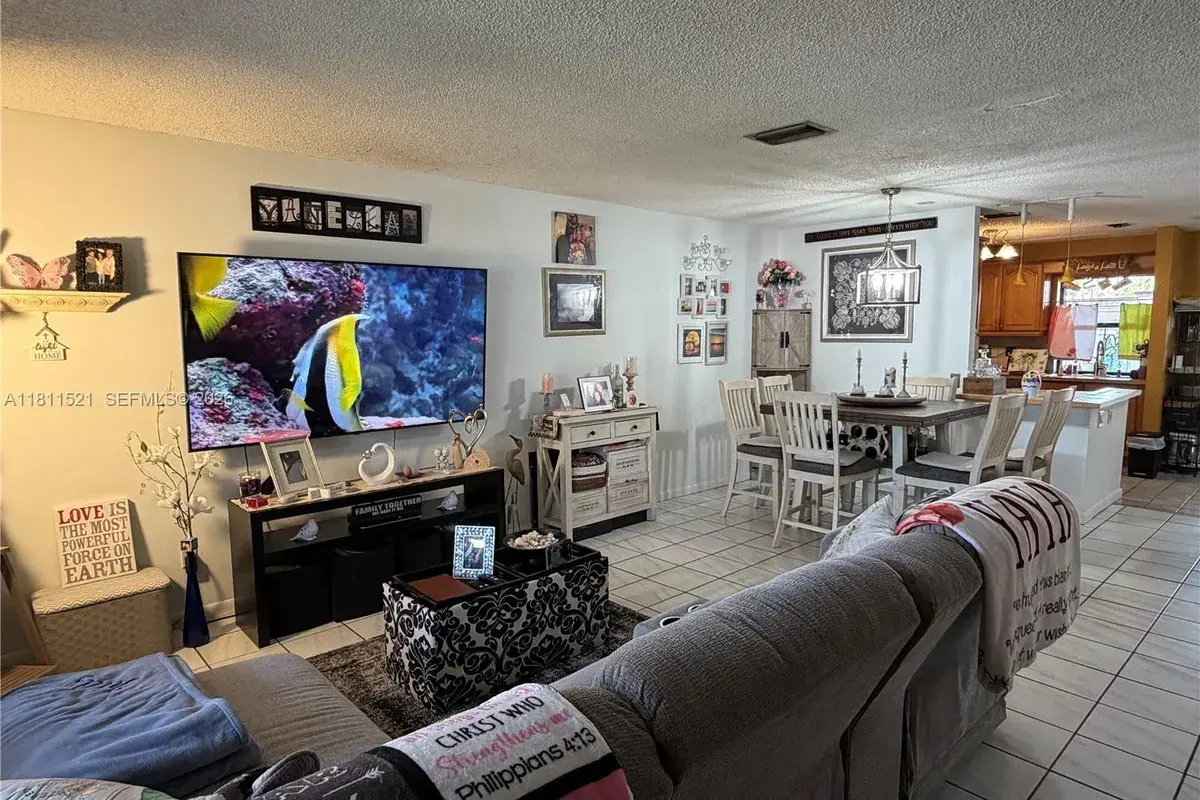 10428 NW 3rd St, Pembroke Pines FL 33026