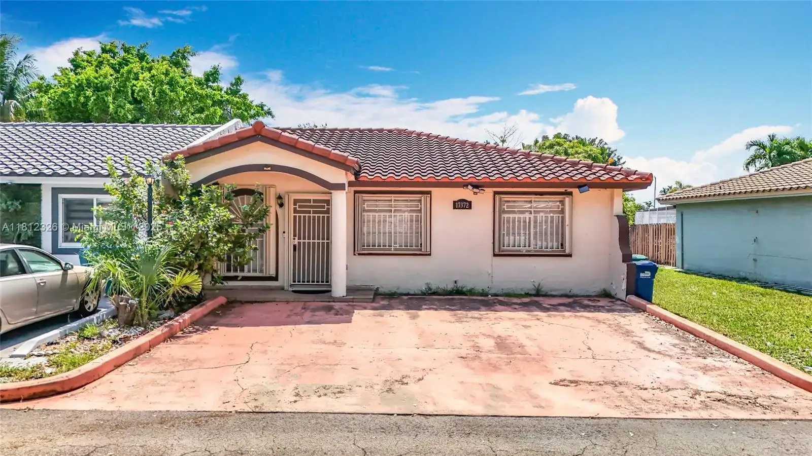 17372 NW 76th Ct, Hialeah FL 33015 photo 2