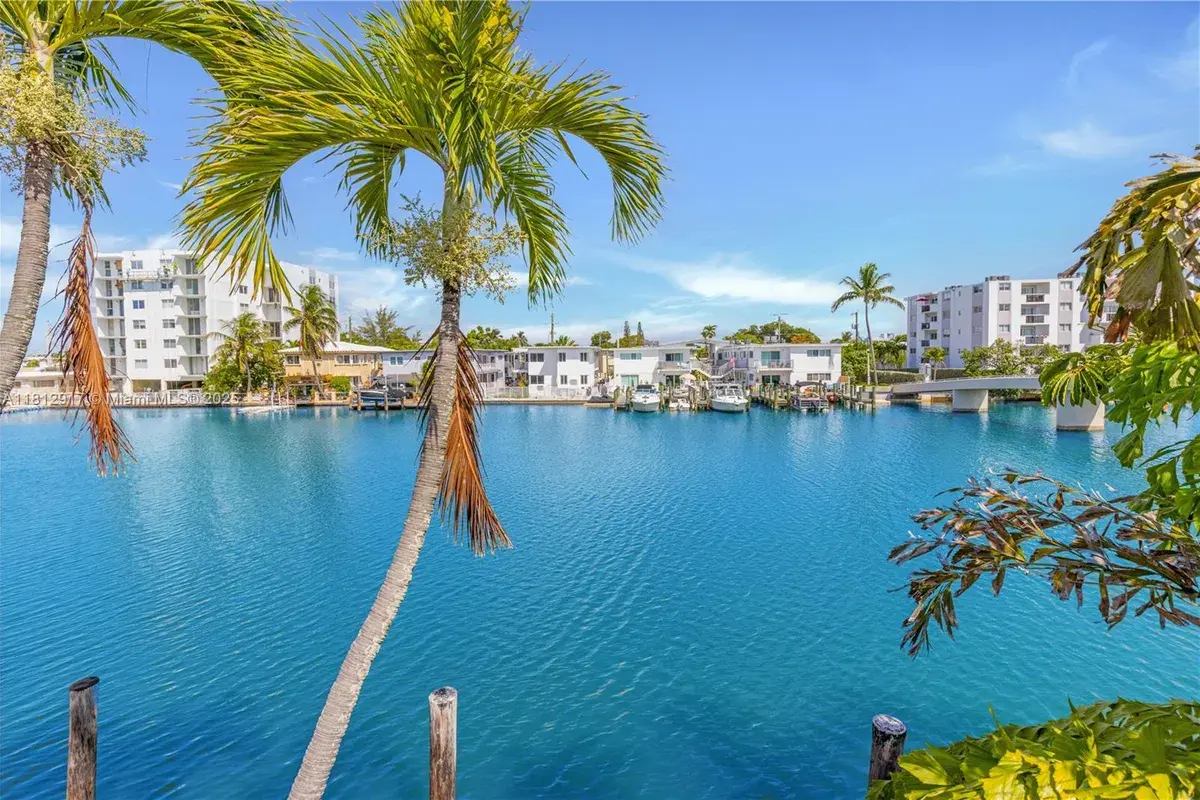 8040 Tatum Waterway Dr # 12, Miami Beach FL 33141