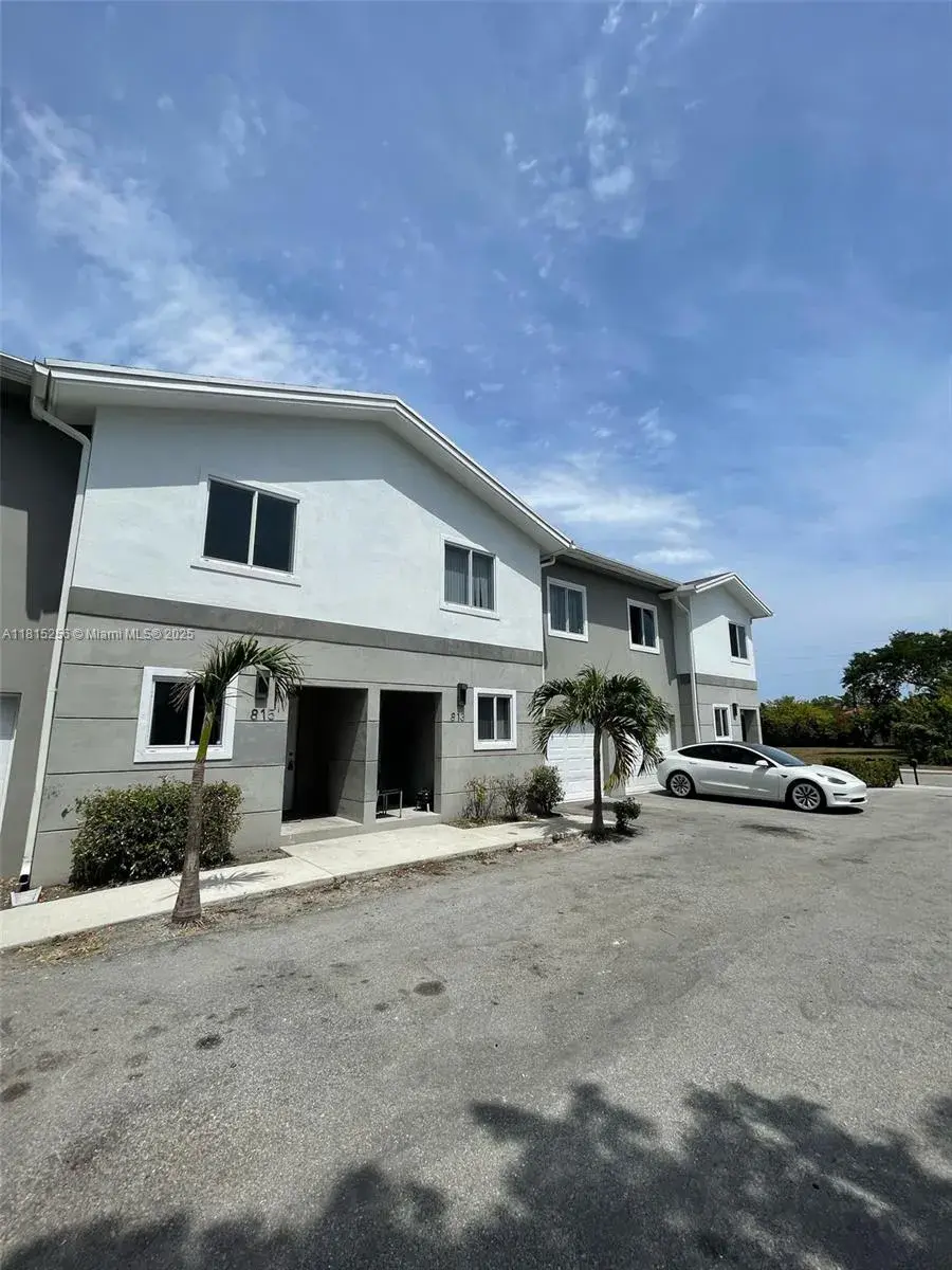 811 NW 3rd Ave, Fort Lauderdale FL 33311