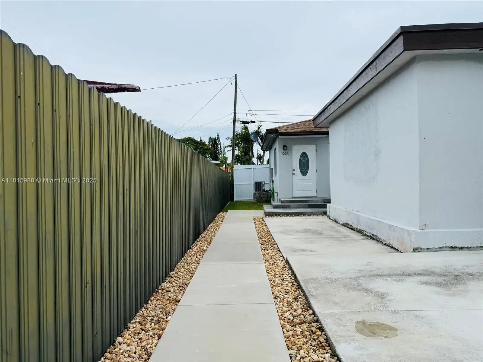 1221 SW 76th Ct, Miami FL 33144 photo 2