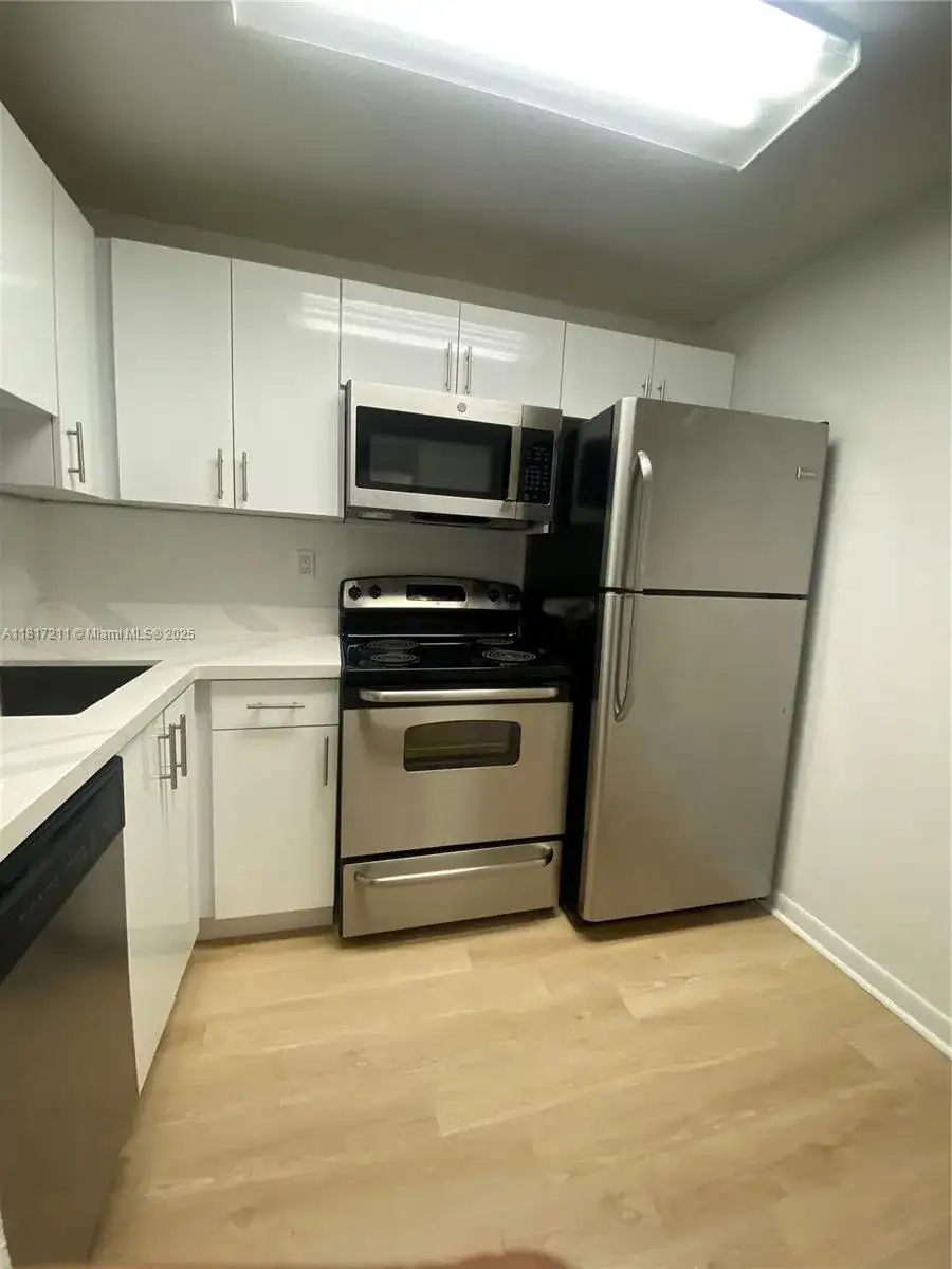 9350 Fontainebleau Blvd # 609, Miami FL 33172 photo 3