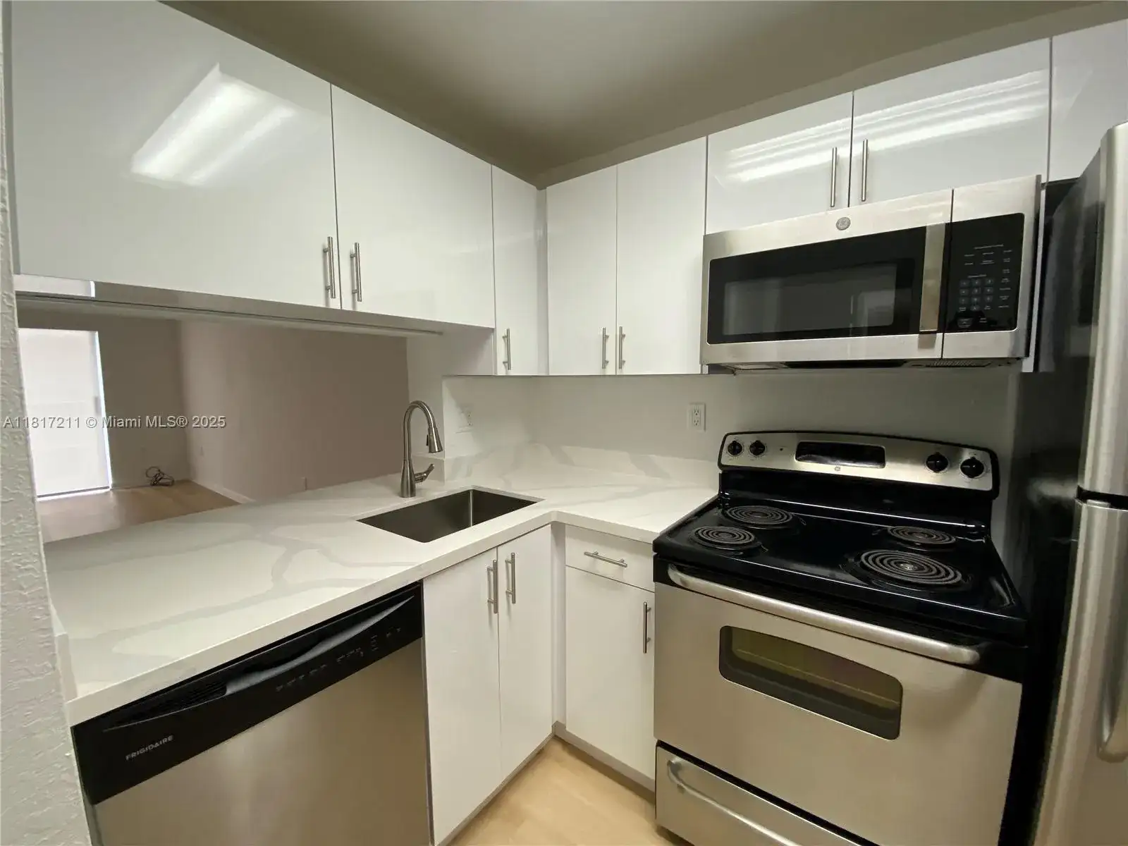 9350 Fontainebleau Blvd # 609, Miami FL 33172 photo 4