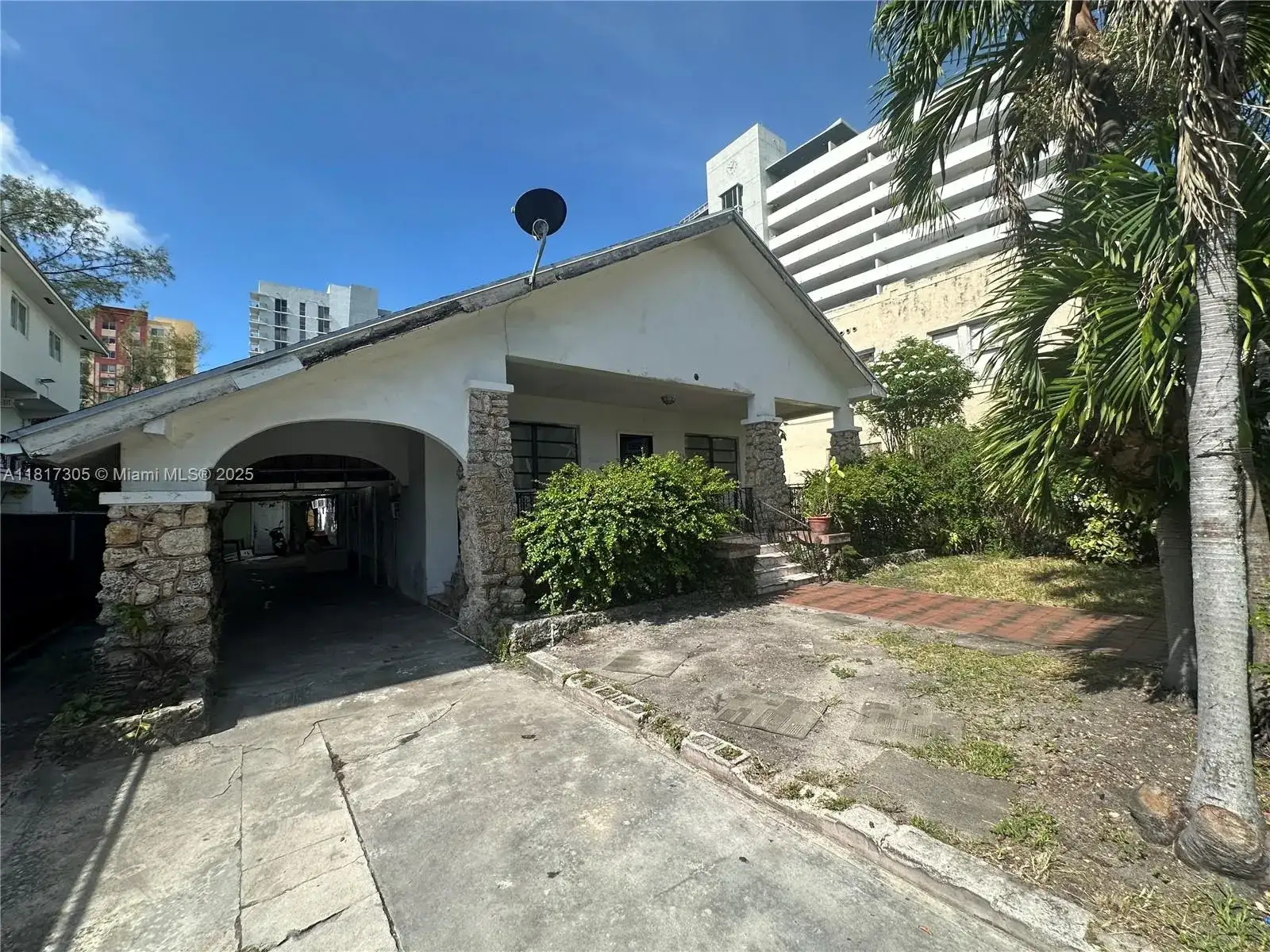 566 NW 1st St, Miami FL 33128 photo 2