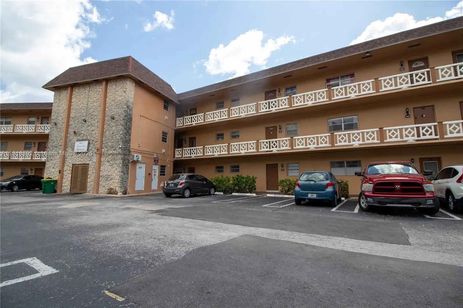 5031 W Oakland Park Blvd # 309, Lauderdale Lakes FL 33313