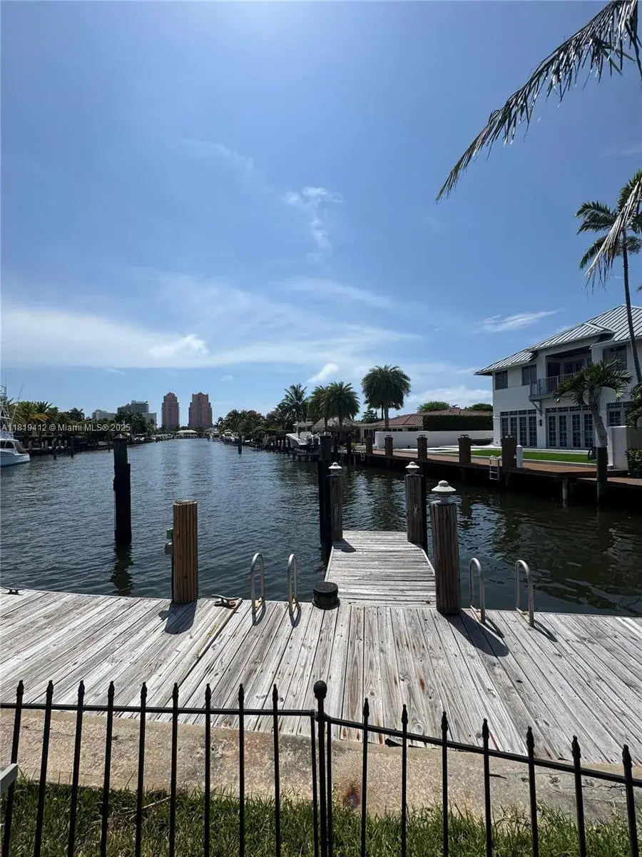 2404 NE 28th Ave, Fort Lauderdale FL 33305