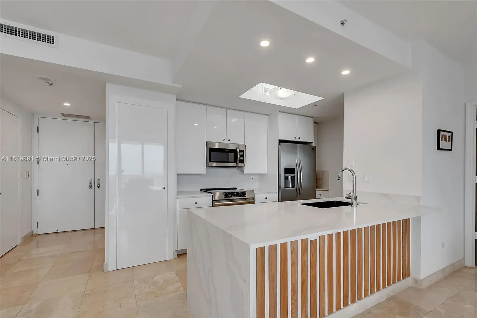 1 bedroom 1 bath Residential for sale at 848 Brickell Key Dr # 1803, Miami FL 33131