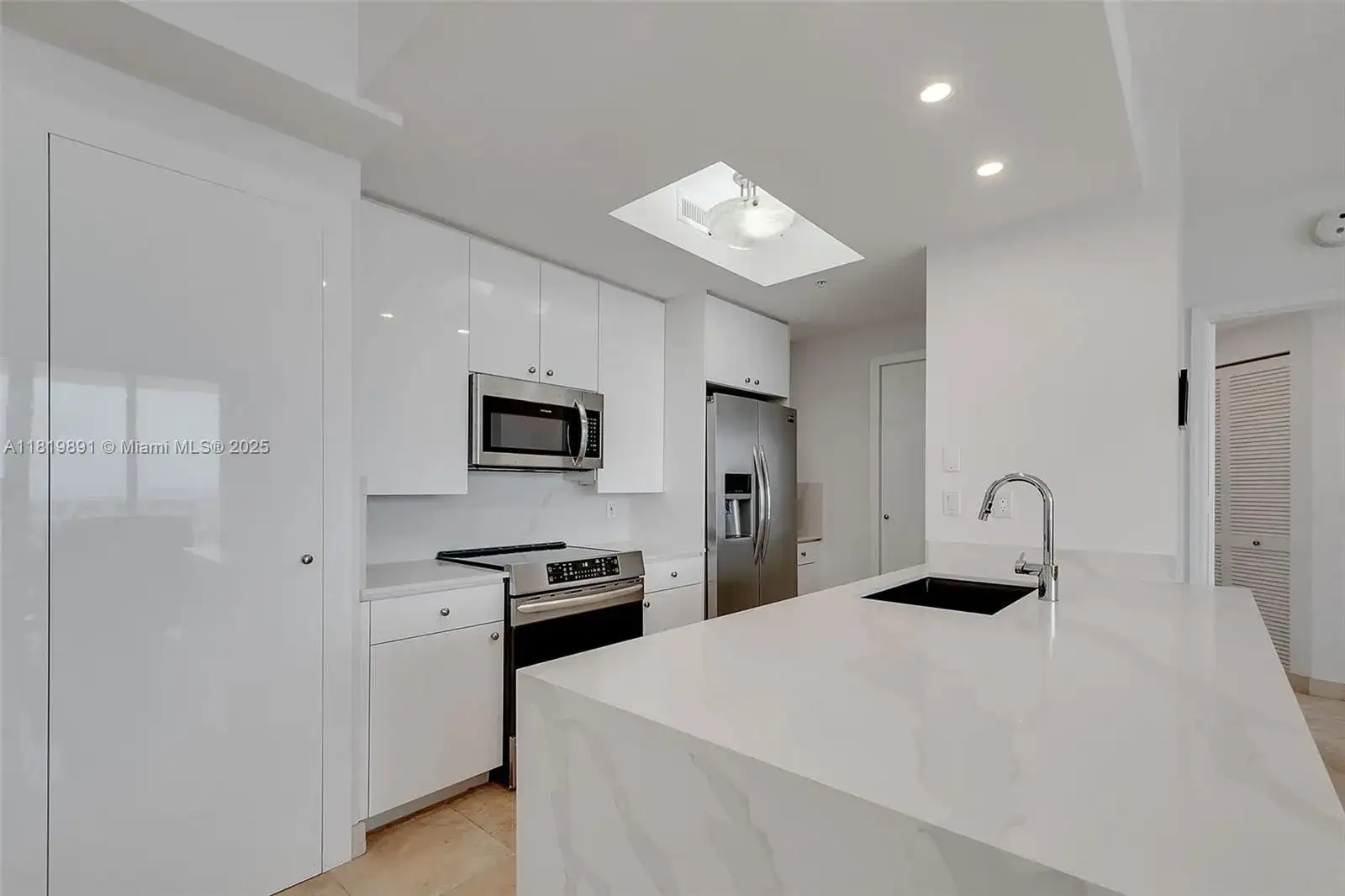 848 Brickell Key Dr # 1803, Miami FL 33131 photo 4