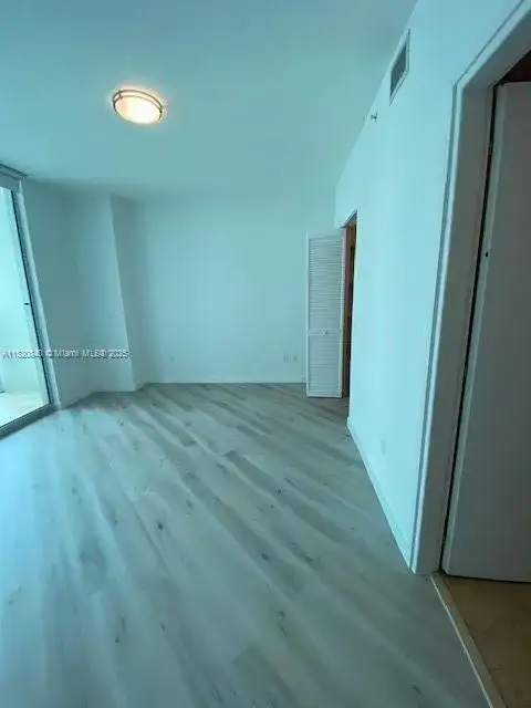 300 S Biscayne Blvd # 2107, Miami FL 33131 photo 4